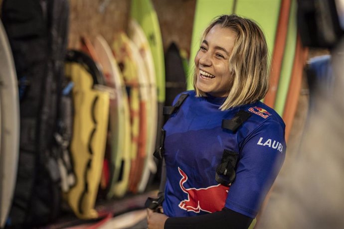 Laura Coviella hace historia: primera española en surfear las olas gigantes de Nazaré