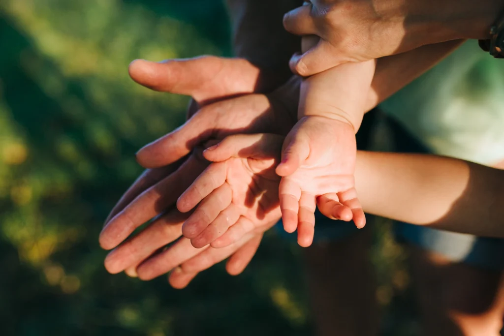 Una família feliç i preciosa al gran jardí a l'hora de l'alba.
