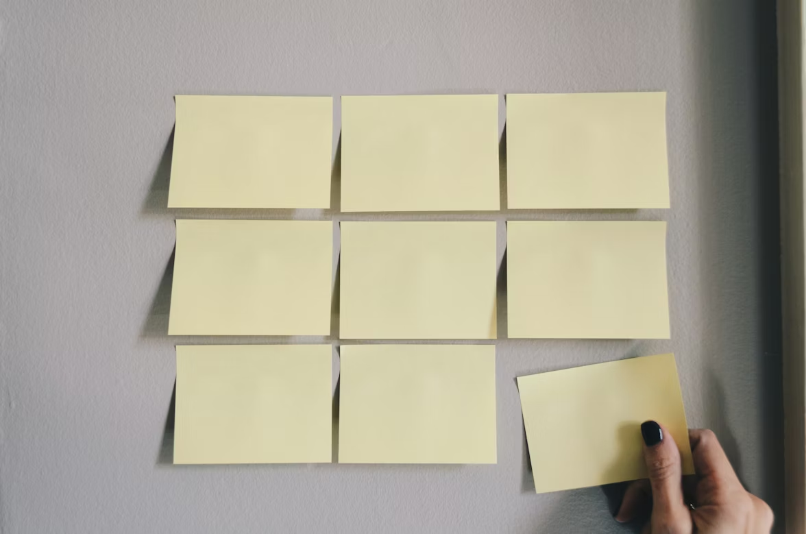 Post-its enganxats a la pared.